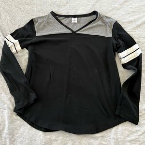 Women’s Long Sleeve V-Neck Shirt size XL NWOT